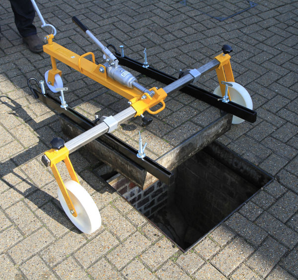 1511 Hydraulic Manhole Cover Lifter