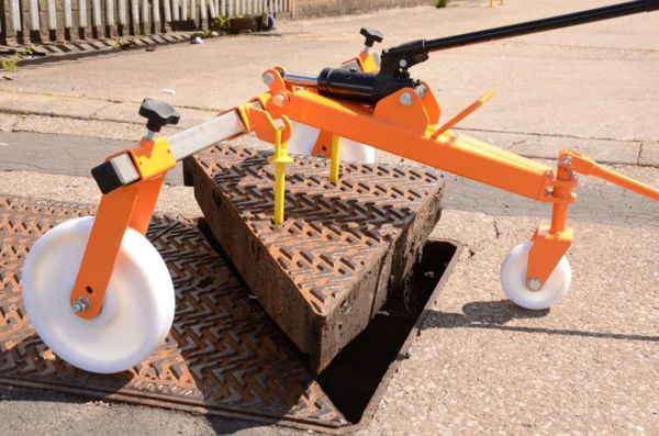 Nova-Tech Hydraulic Drain Cover & Manhole Lifter